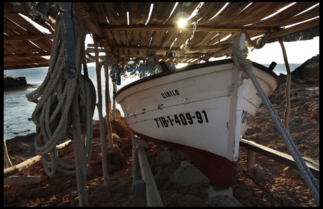 Sortir de la torpeur, ouvrir l'oeil dans un clair obscur sans avoir peur d'être ébloui. Je navigue dans une barque; tang