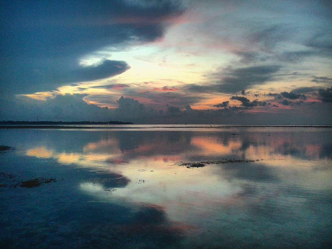 Amazing sunset on Gili Air, @puravida. All the colours of the tropic in this wonderful