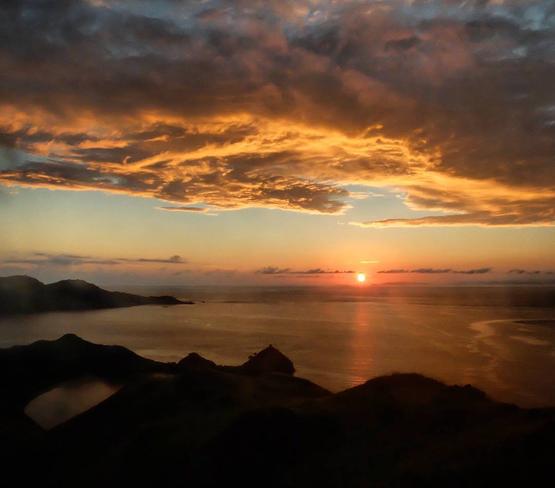Sunset upon the flores sea in komodo island (en Komodo, Nusa Tenggara Timur, Indonesia)