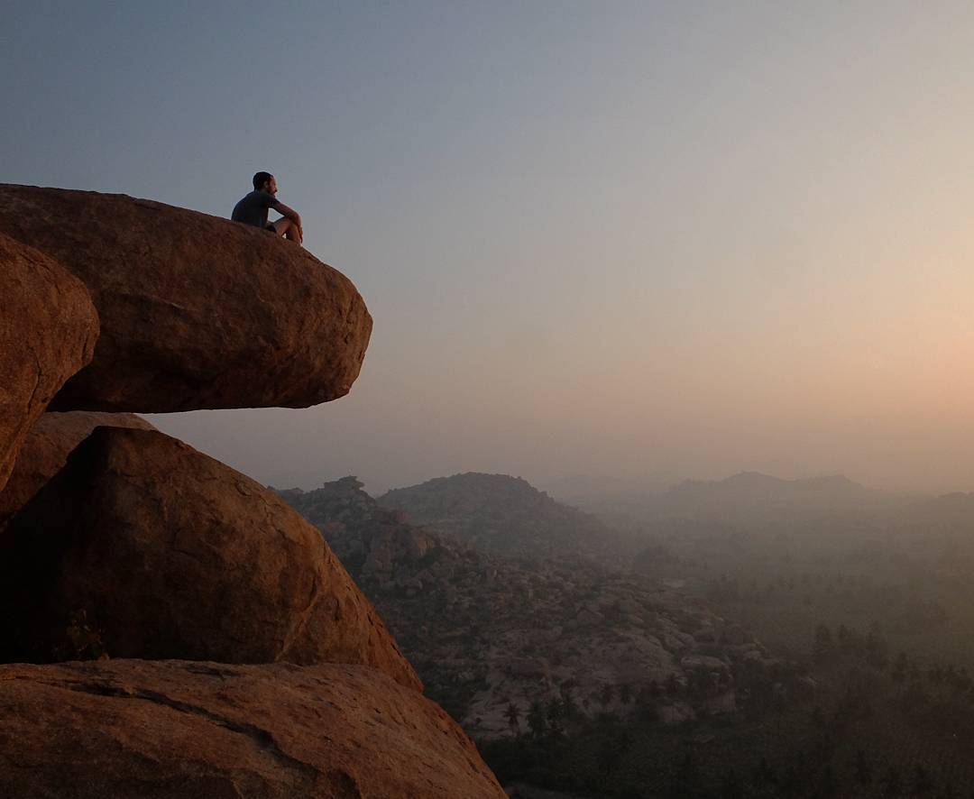 At dawn, up from the hill, the entire landscape of the vijayanagara empire rise again from the darkness. (en Hampi, Karn