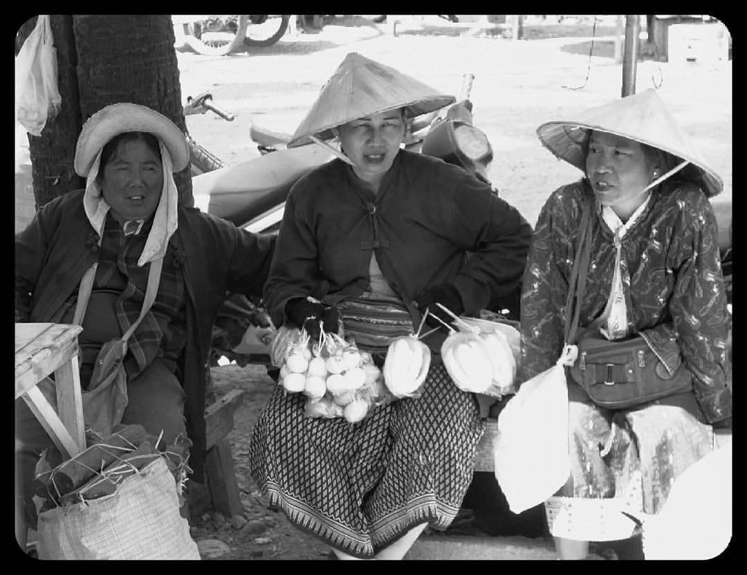 Bus stop in women selling chicken and fruits.