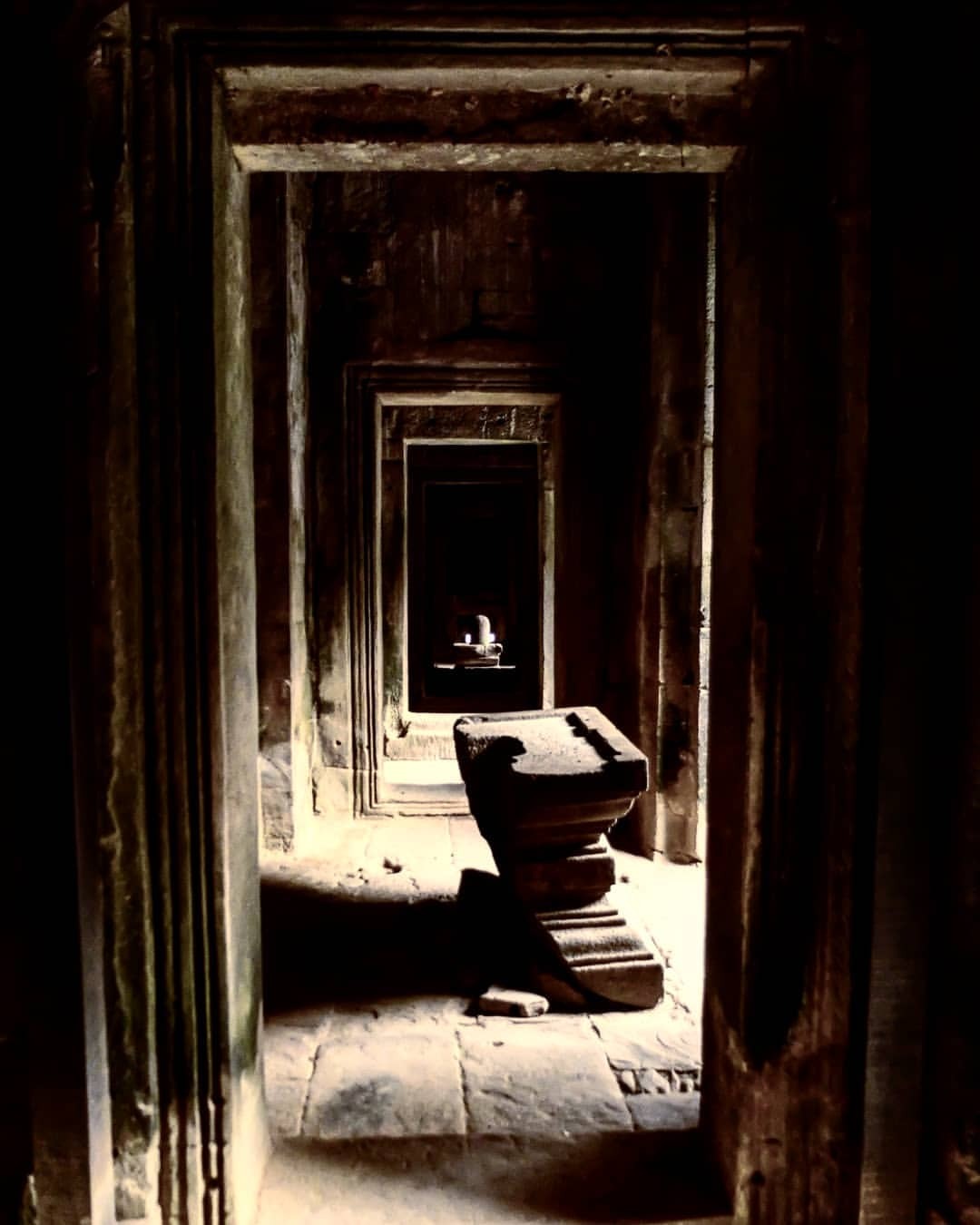 Doorstep by doorstep. Light and dark. . . . . . (en Angkor Wat, Siem Reap, Cambodia)